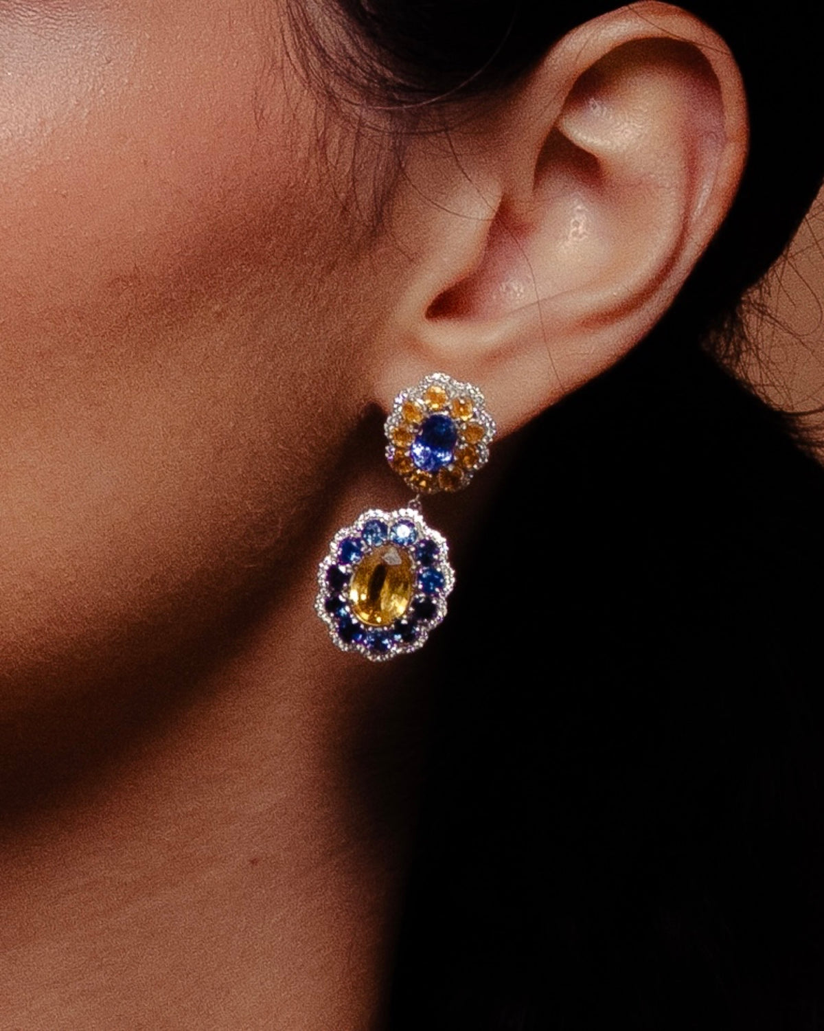 Marigold Hero I Earrings in 18K white gold, set with blue and yellow sapphire and diamond